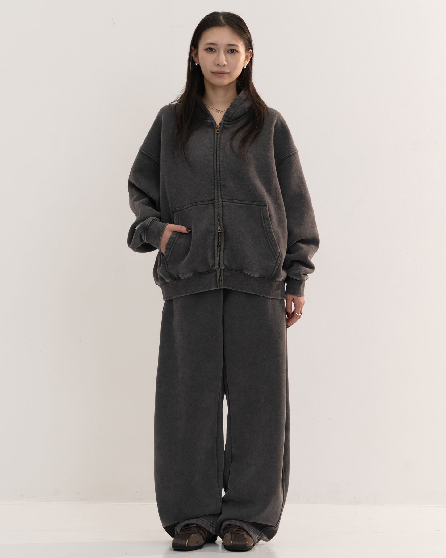 【予約販売1月中旬配送予定】MEI. SWEAT PANTS DARK GRAY