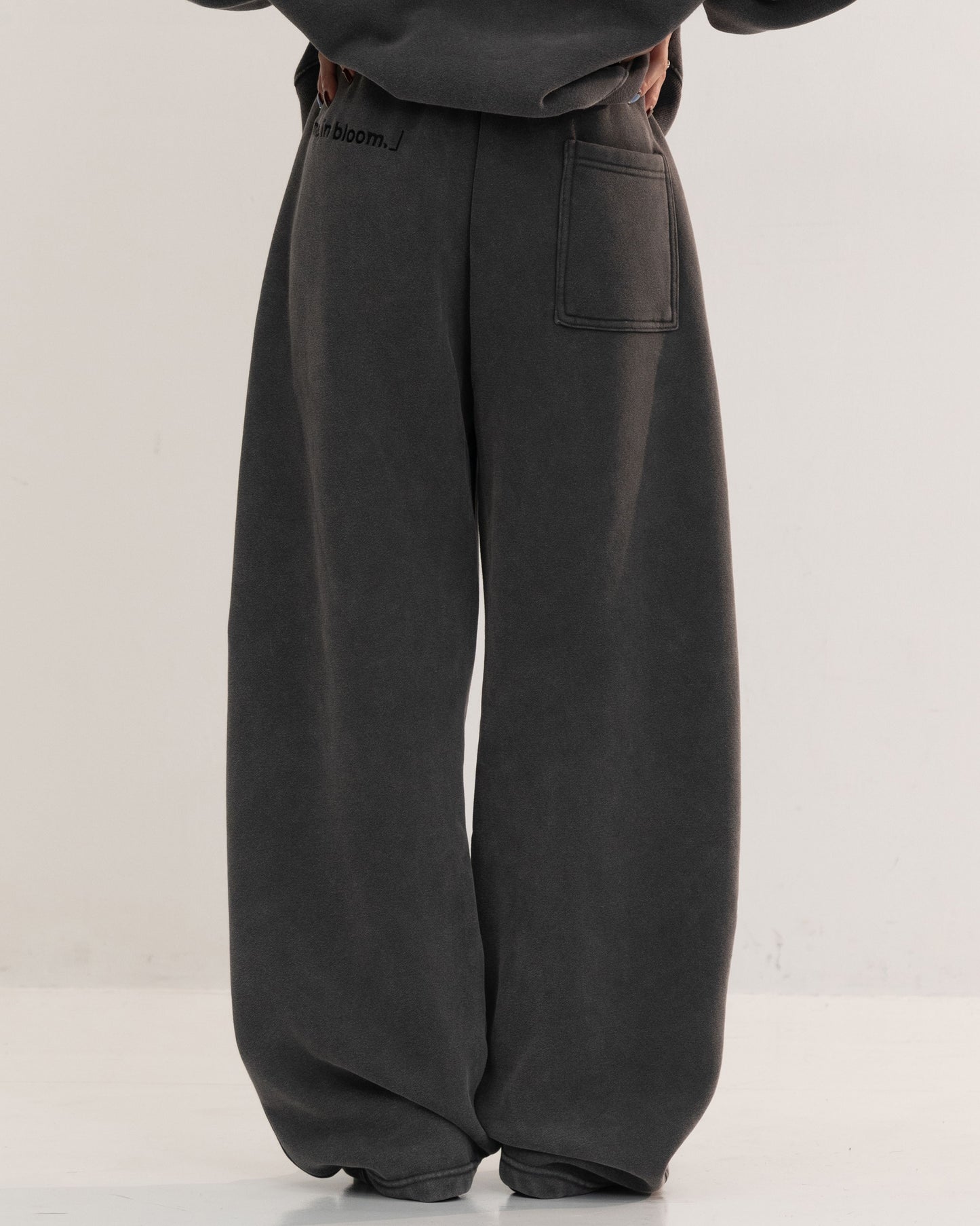 【予約販売1月中旬配送予定】MEI. SWEAT PANTS DARK GRAY