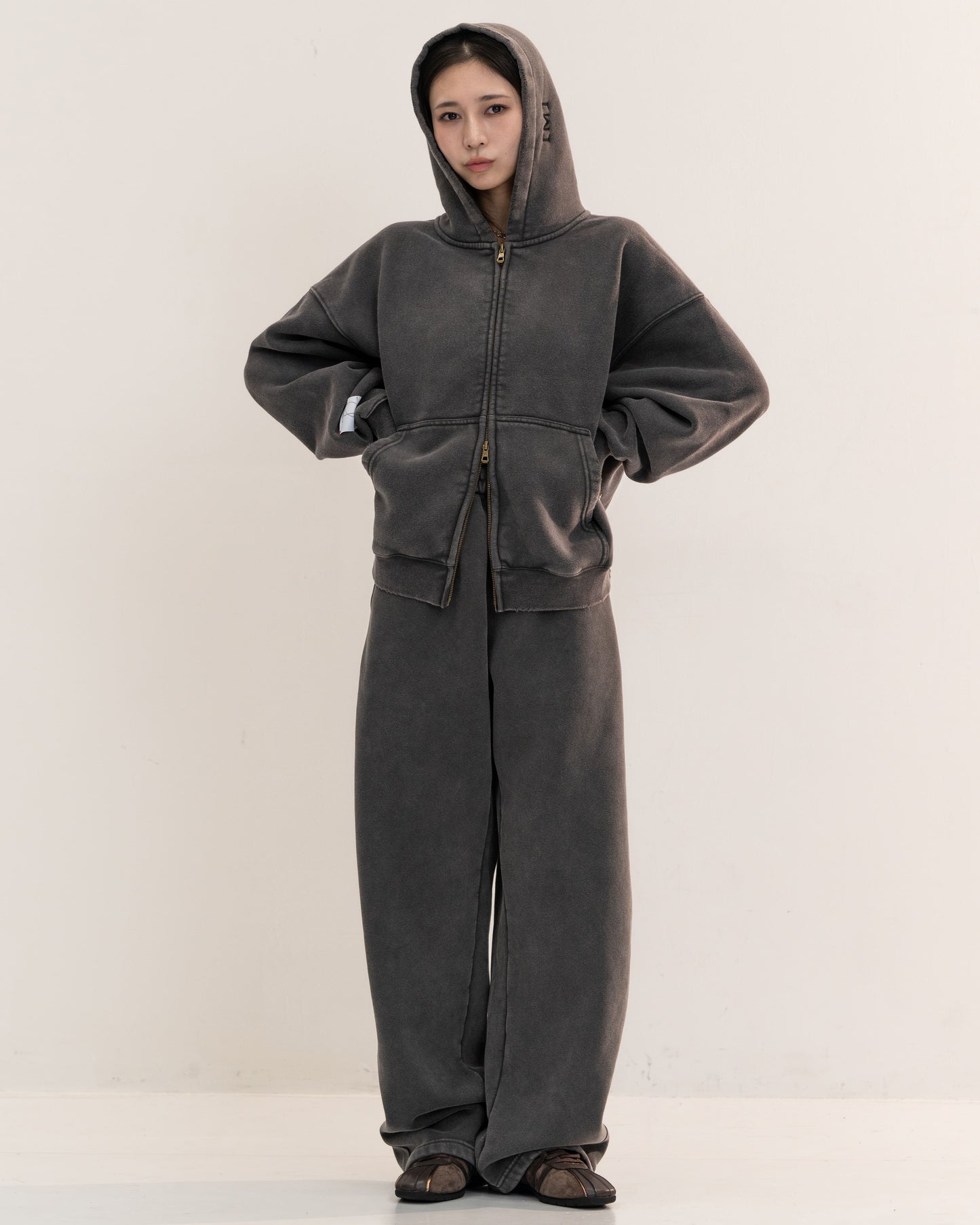 【予約販売1月中旬配送予定】MEI. SWEAT PANTS DARK GRAY