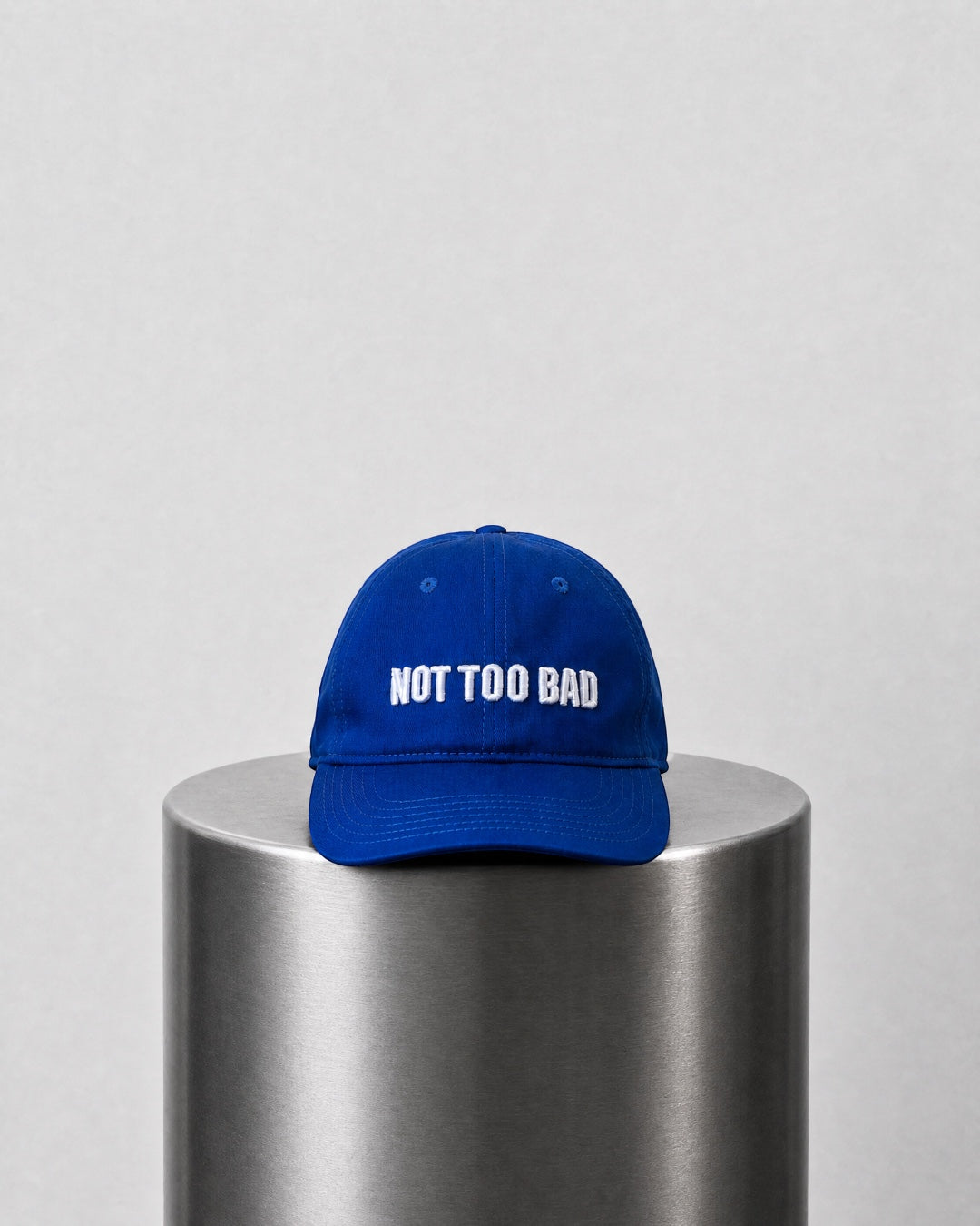 ANTIPROMINDのNOT TOO BADロゴ入り青いコットン製ベースボールキャップ