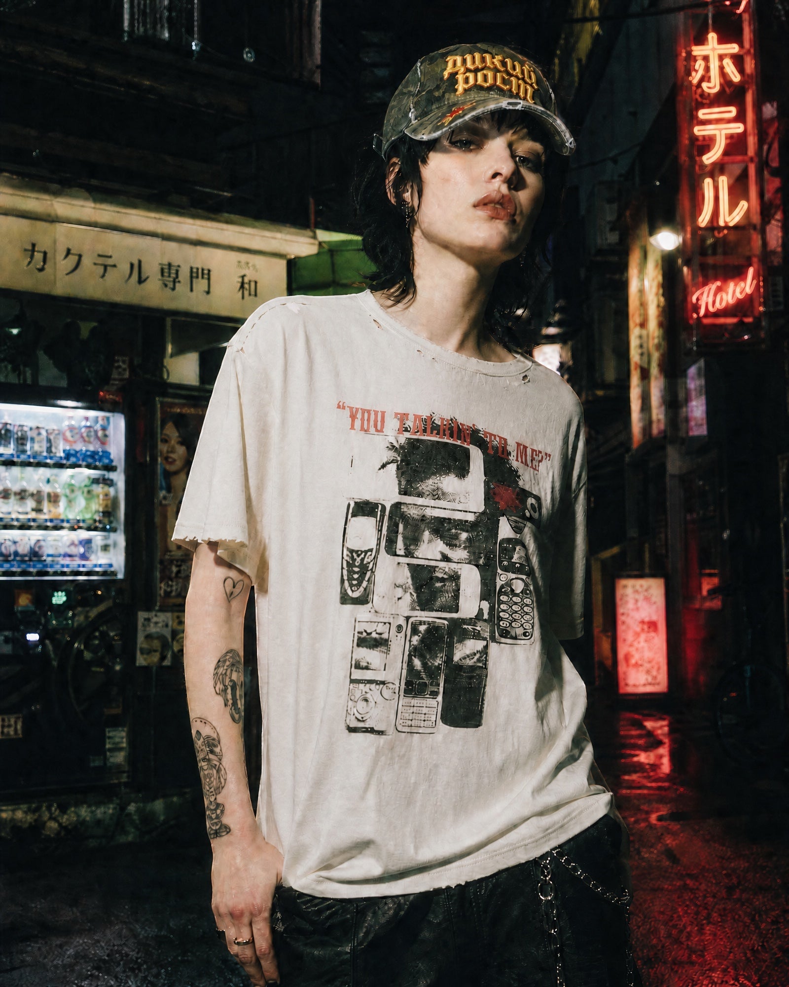 ANTIPROMINDのダメージ加工が施されたヴィンテージ風グラフィックTシャツを着用したモデル