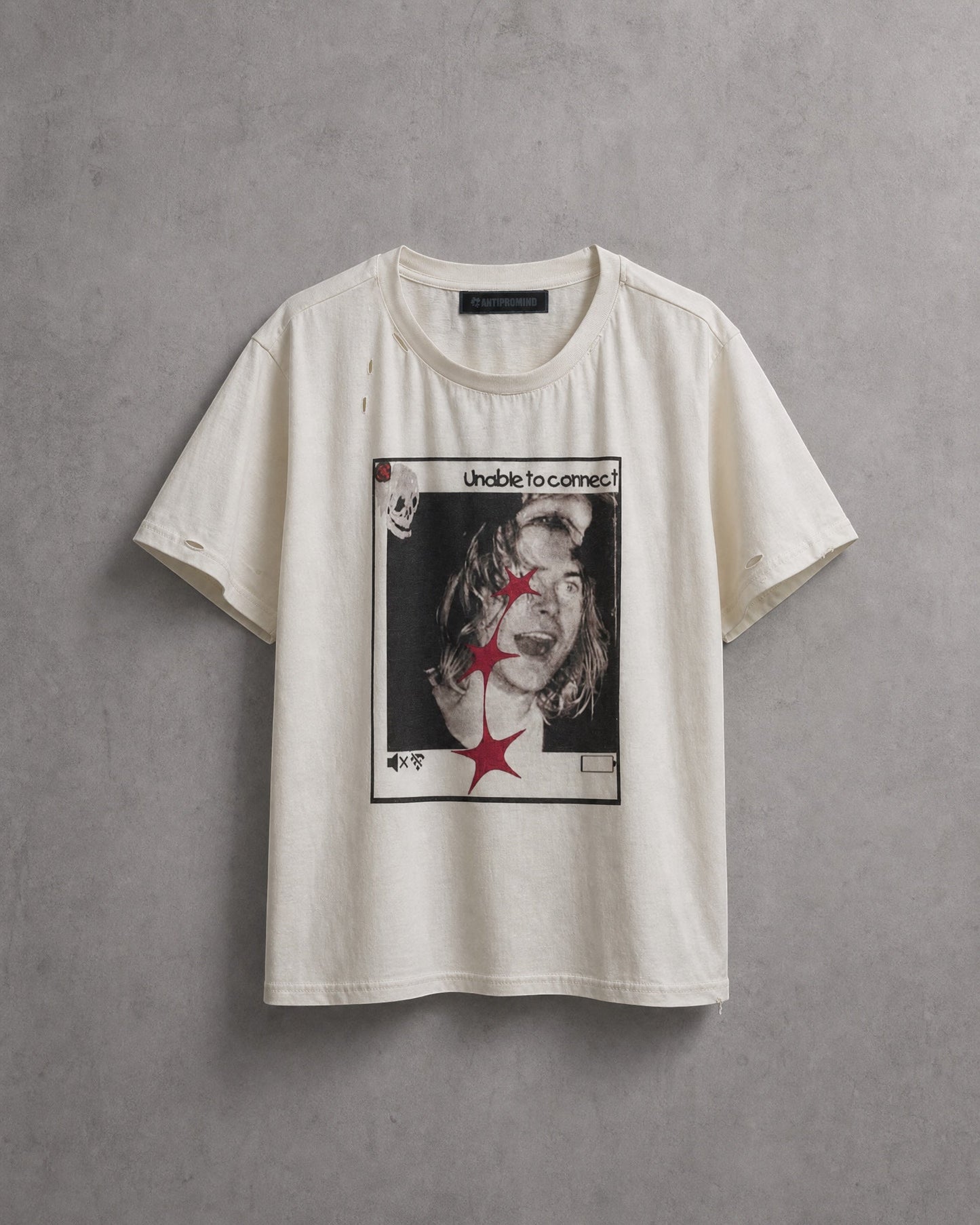 ANTIPROMINDのダメージ加工が施されたオフホワイトのコットン製RockStarグラフィックTシャツ