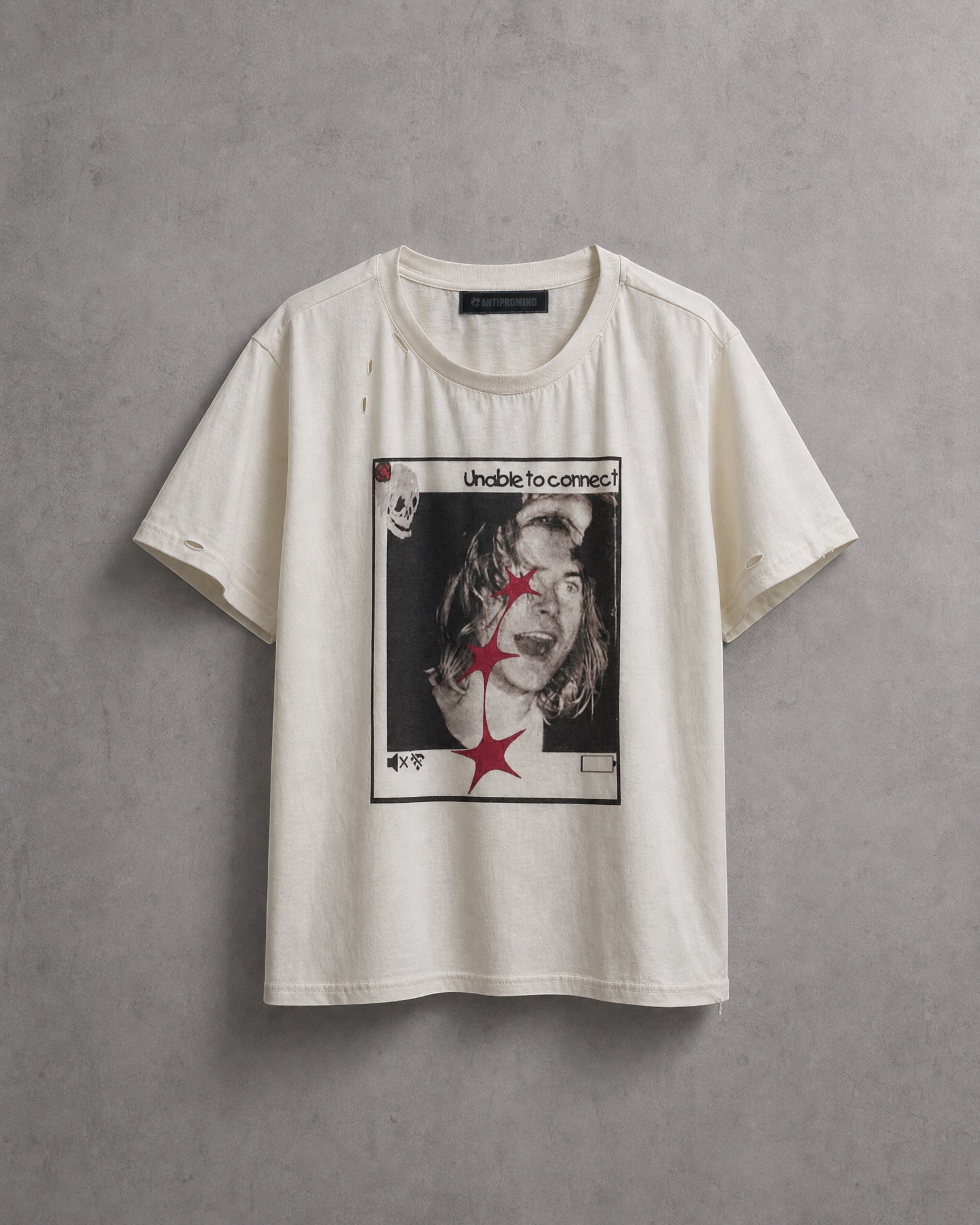 ANTIPROMINDのダメージ加工が施されたオフホワイトのコットン製RockStarグラフィックTシャツ
