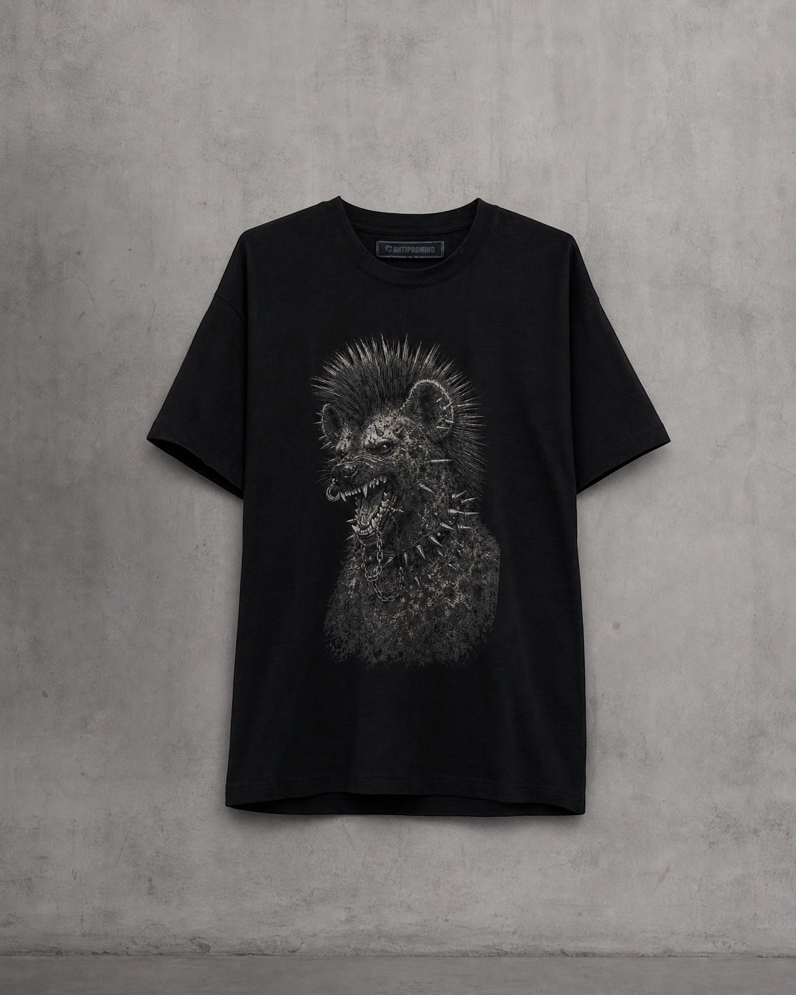 ANTIPROMINDのパンクなハイエナグラフィックがプリントされた、上質な黒の天竺コットン製リラックスフィットTシャツ