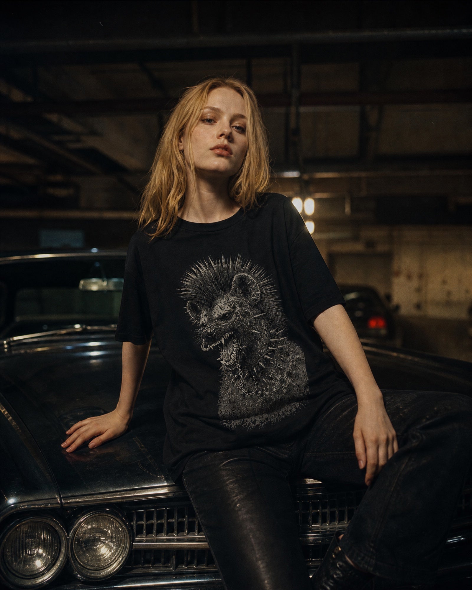 ANTIPROMINDのハイエナグラフィックがプリントされた黒のコットン天竺Tシャツを着用したモデル