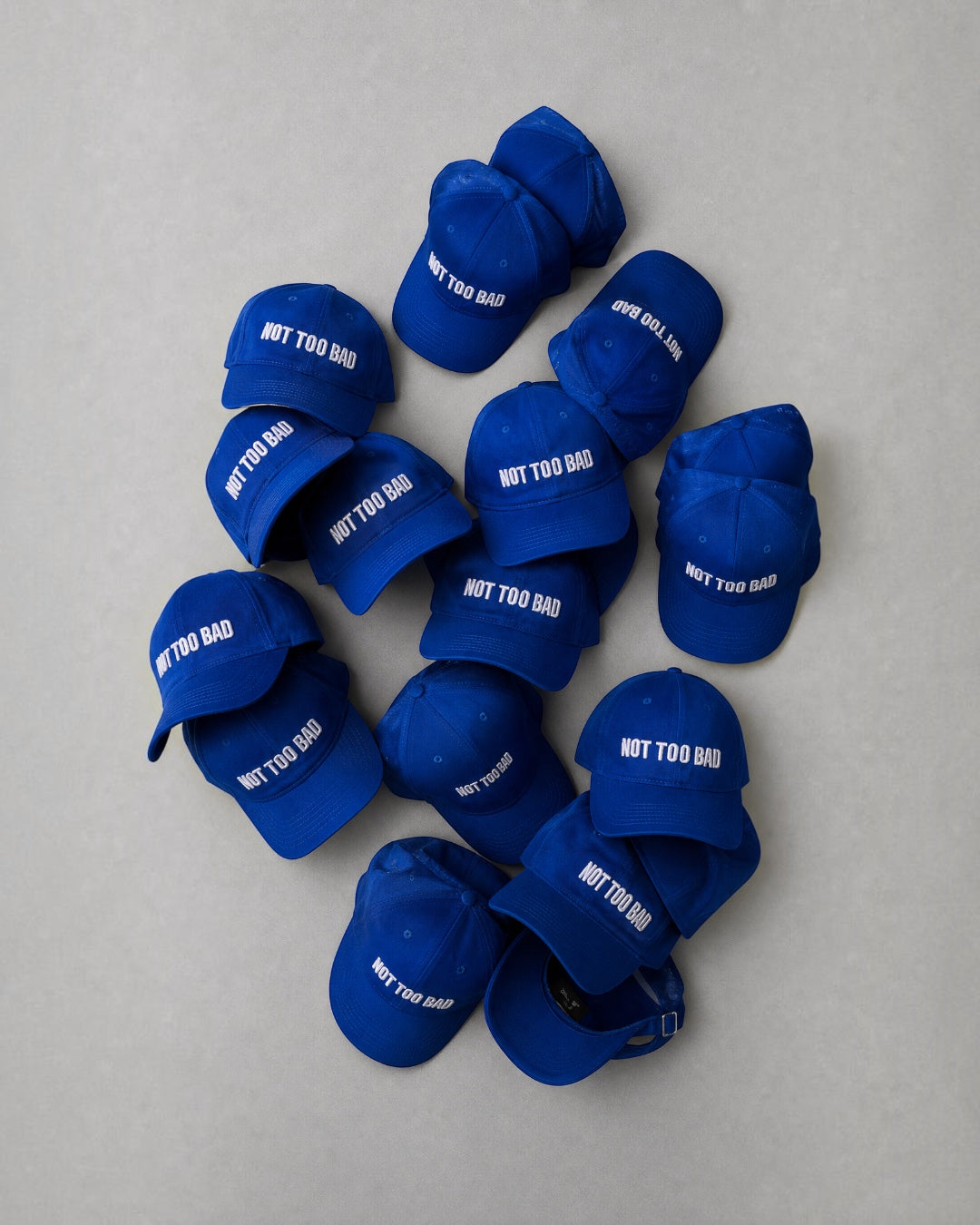 ANTIPROMINDのNOT TOO BADロゴ入り青色コットン製ベースボールキャップの集合写真