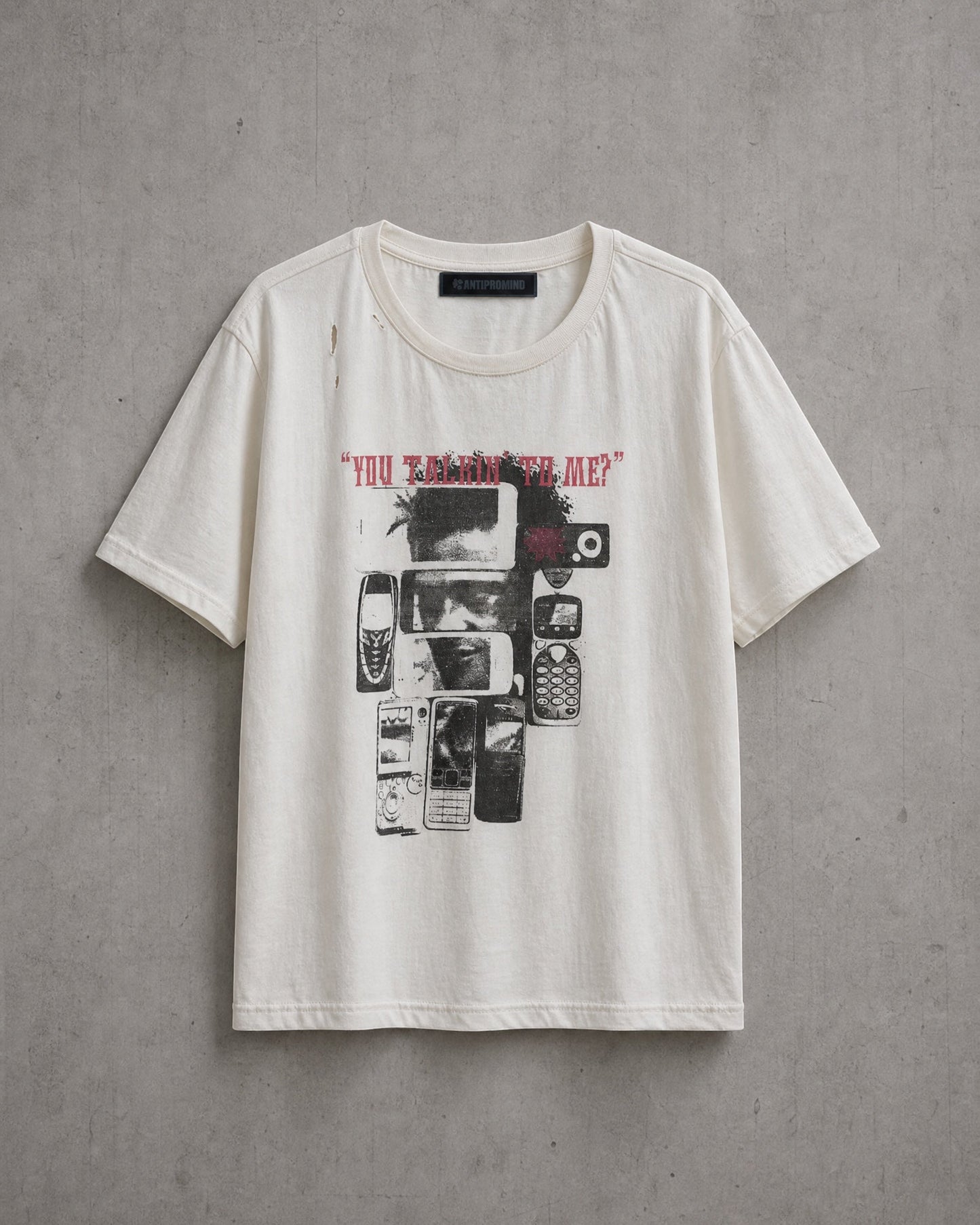 ANTIPROMINDのヴィンテージ風ダメージ加工が施されたオフホワイトのコットン製グラフィックTシャツ