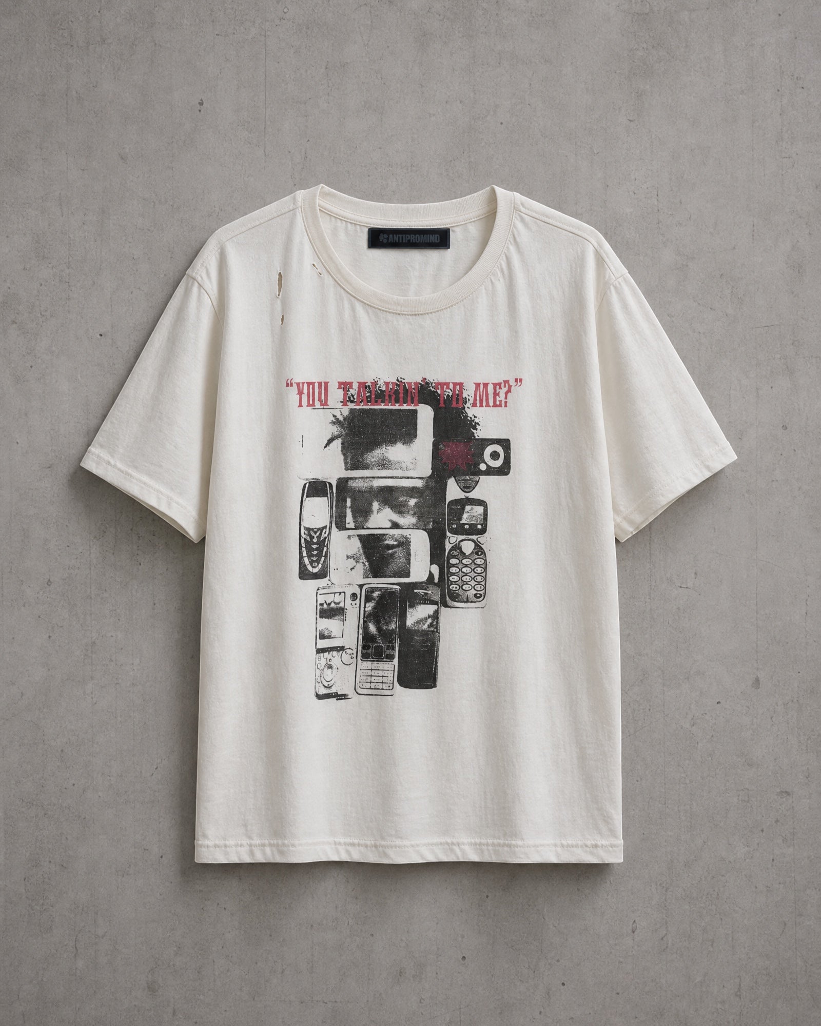 ANTIPROMINDのヴィンテージ風ダメージ加工が施されたオフホワイトのコットン製グラフィックTシャツ