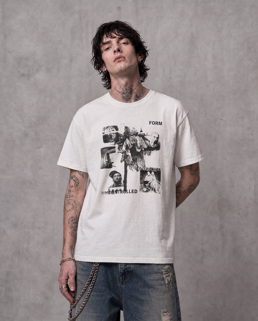 ANTIPROMINDのヴィンテージ風コラージュグラフィックがプリントされた、リラックスフィットの白い天竺コットンTシャツを着用した男性モデル