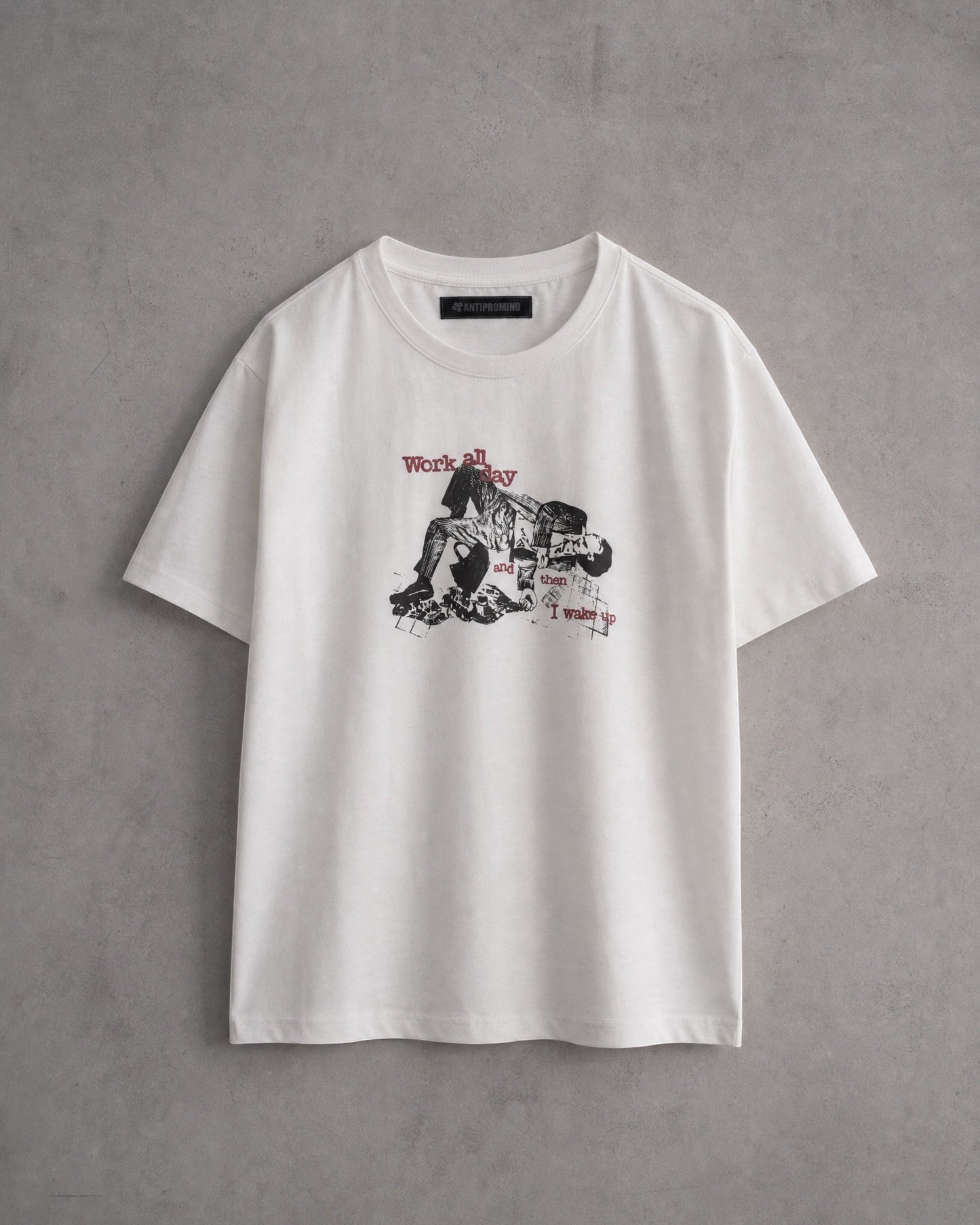 ANTIPROMINDのホワイト天竺コットンTシャツ。フロントにヴィンテージ風のグラフィックプリントが施されたリラックスフィットの半袖Tシャツ。