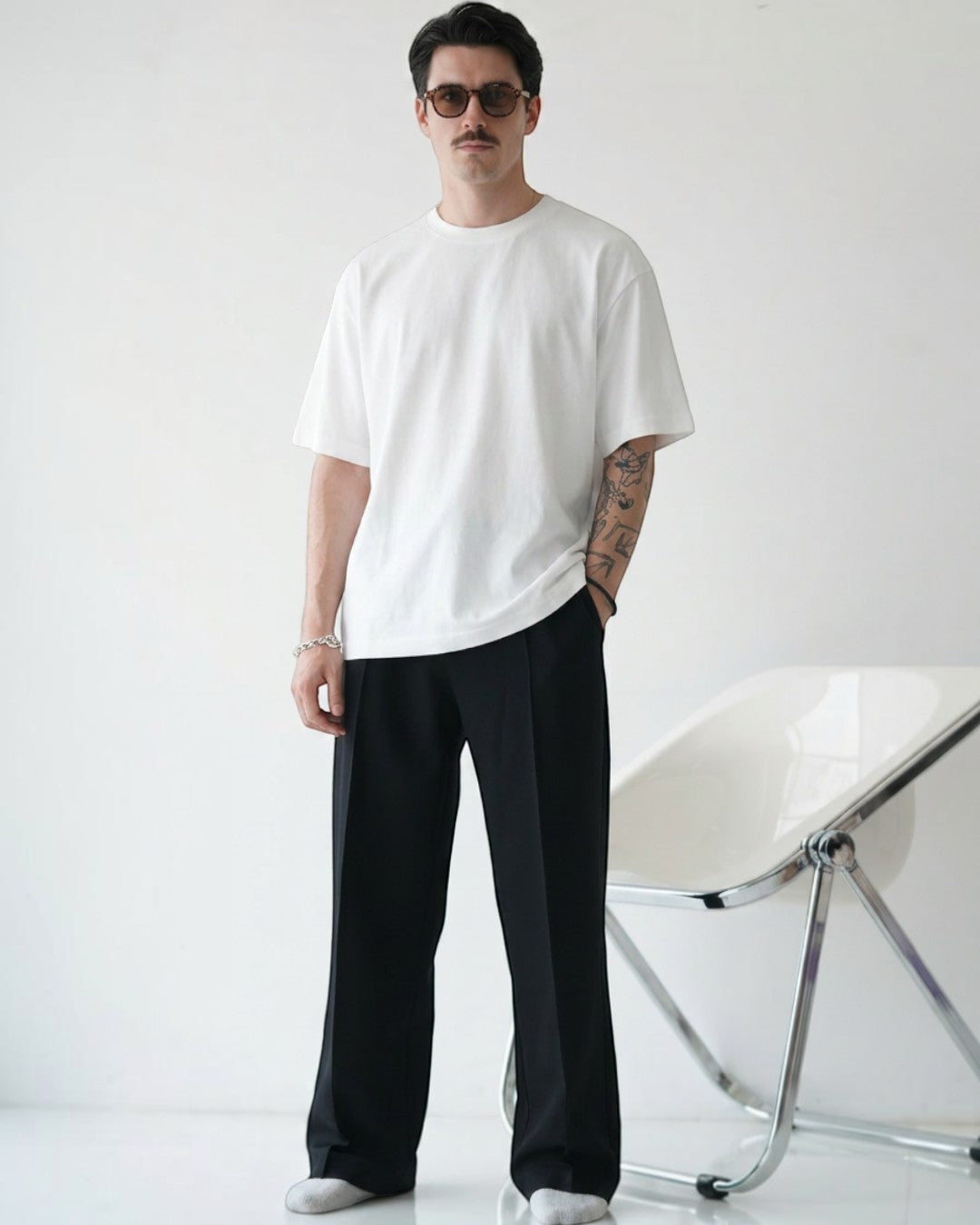 BASISのエアレイヤースウェットパンツ。ゆったりとしたシルエットの黒のパンツ。サイドラインが縦のラインを強調。