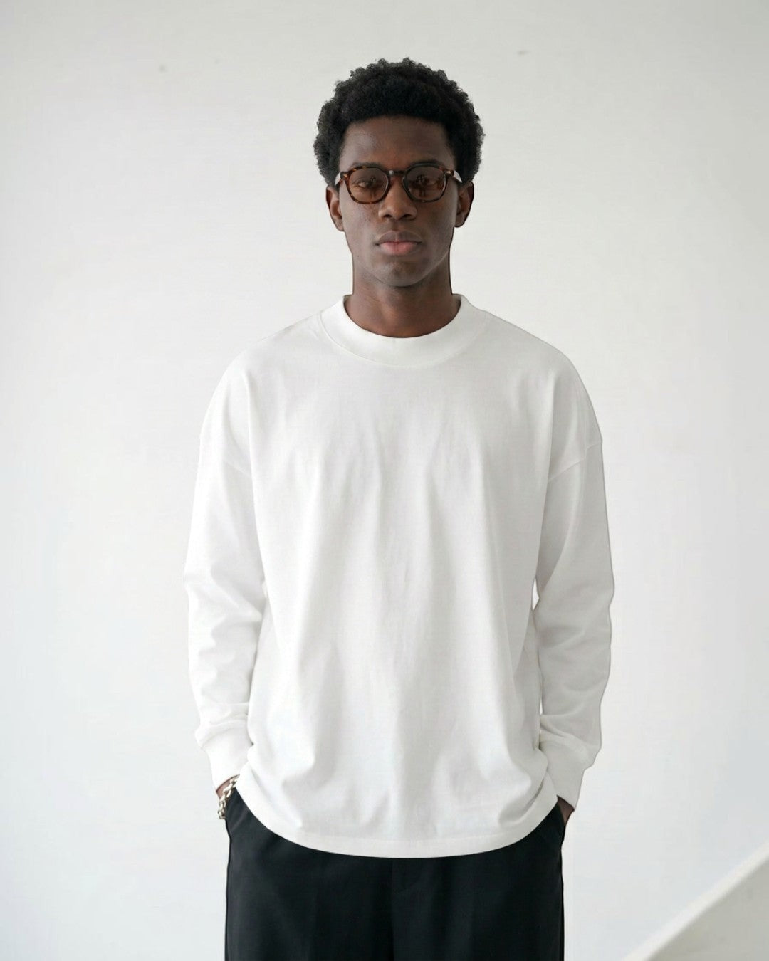 BASIS Pima Cotton DRAGO L/S T-Shirt - 白、クルーネック、長袖、リラックスフィットのピマコットンTシャツ