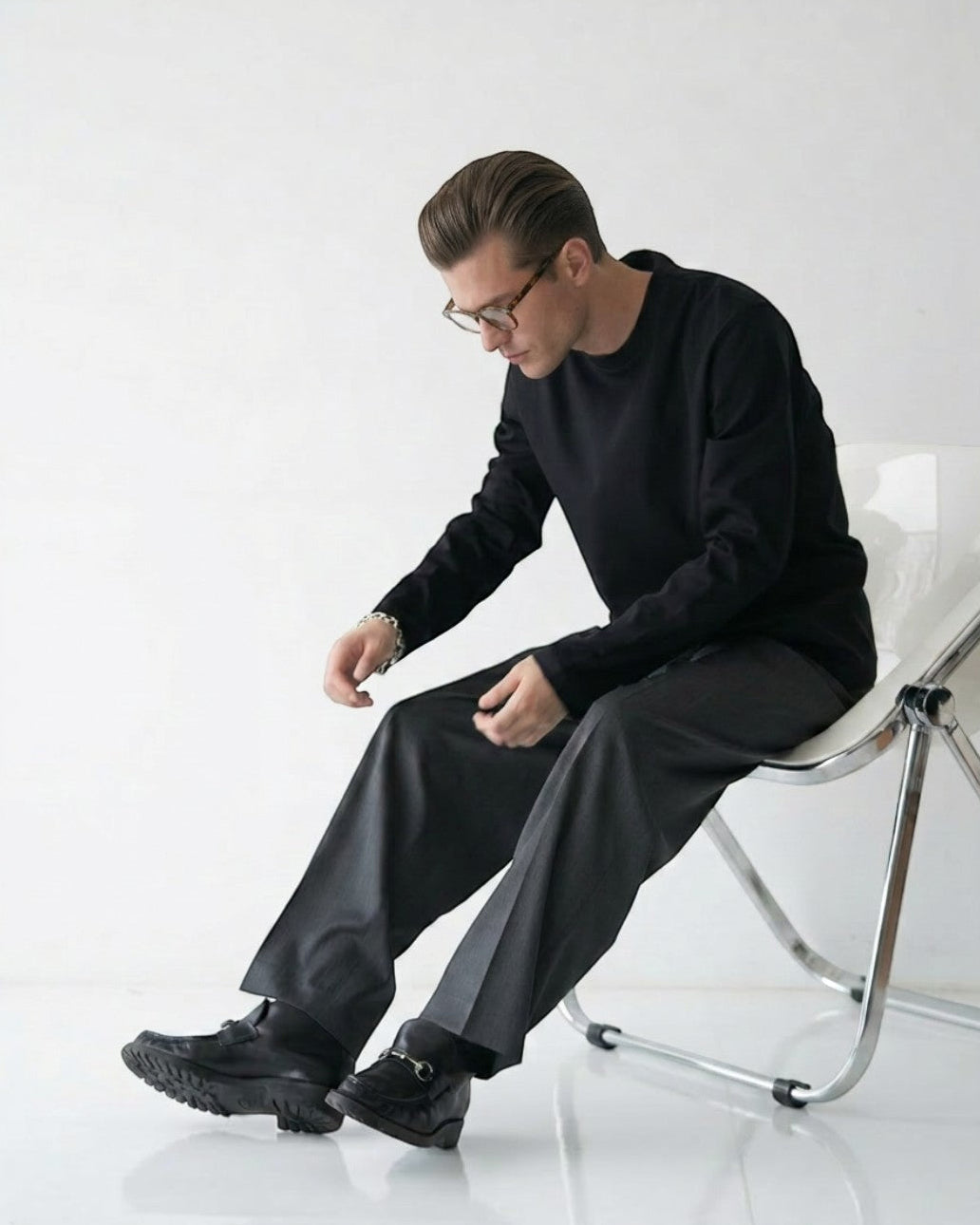 BASISのピマコットン長袖Tシャツ。柔らかく肌触りの良い生地で、黒色。シンプルなデザインで、様々なコーディネートに合わせやすい。