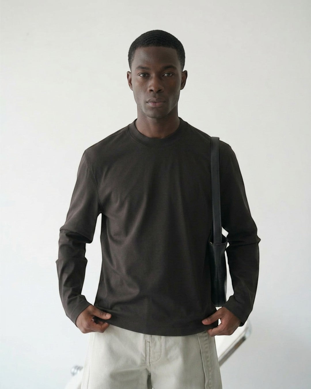 BASISのピマコットン長袖Tシャツ。ダークブラウンの無地で、シンプルなクルーネックデザイン。柔らかく肌触りの良い生地感。