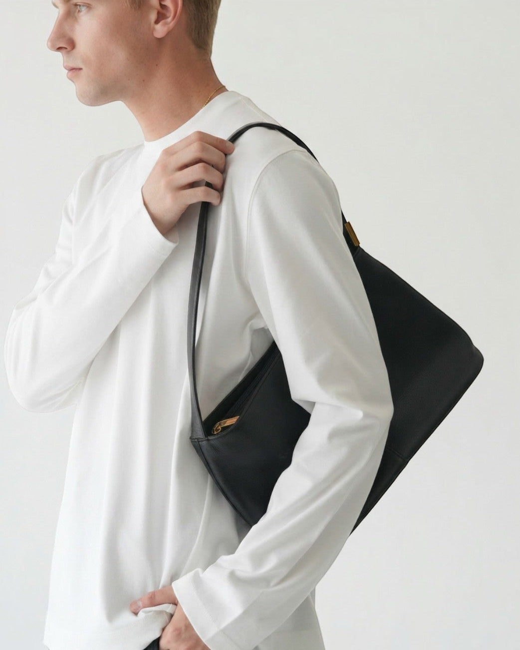 BASISのピマコットン長袖Tシャツ。柔らかい白い生地で、シンプルなデザイン。男性モデル着用。