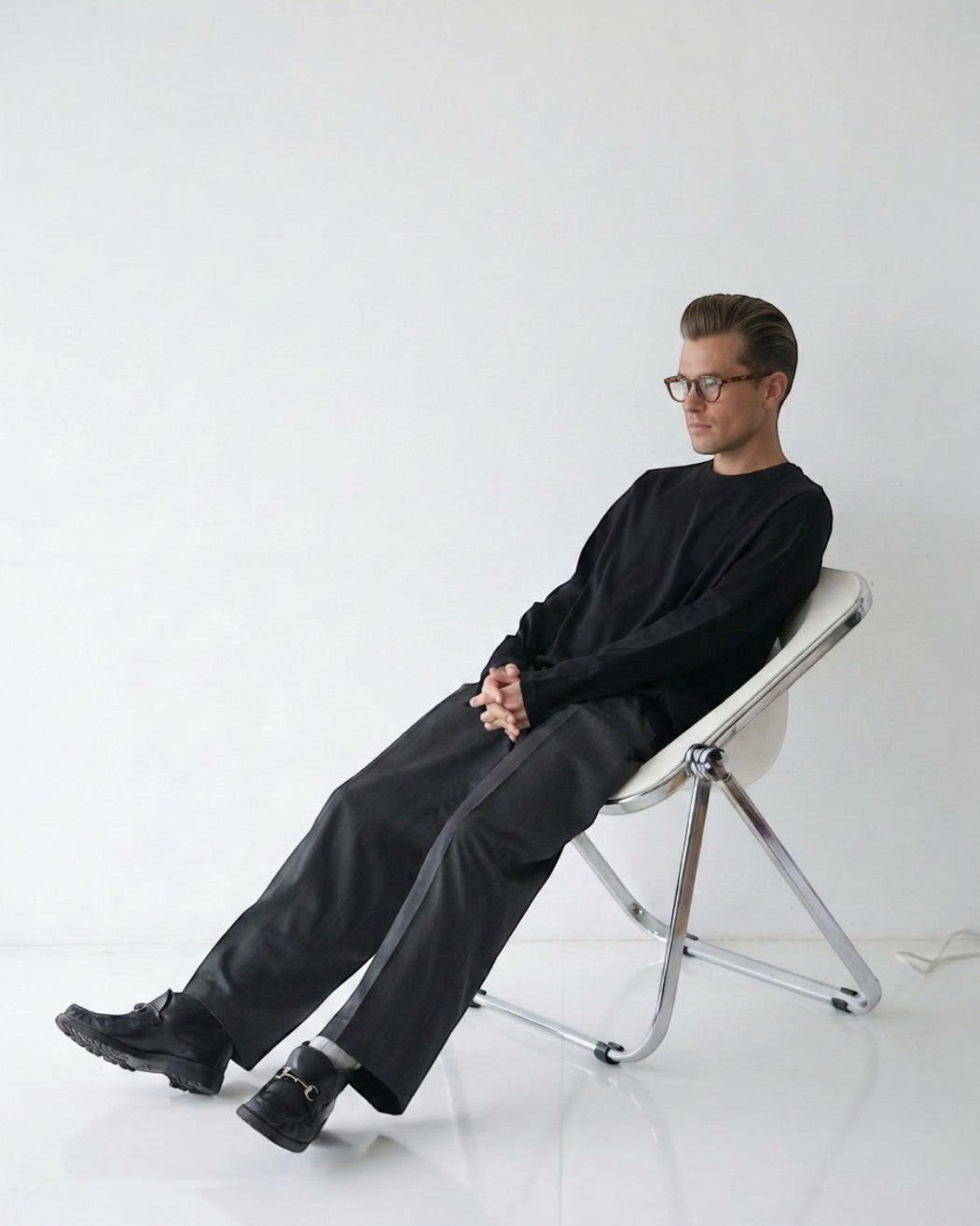 BASIS スーパ140ウールスラックス、ダークグレー、男性モデル着用