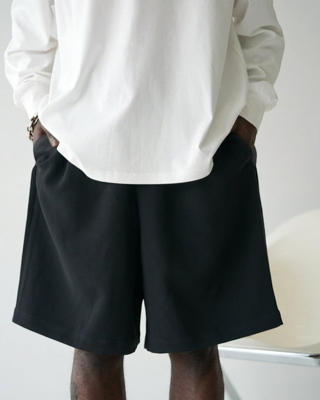 BASISの黒いトリアセテート製ショートパンツ。ウエストゴムで快適。リラックスウェアやワンマイルウェアに。