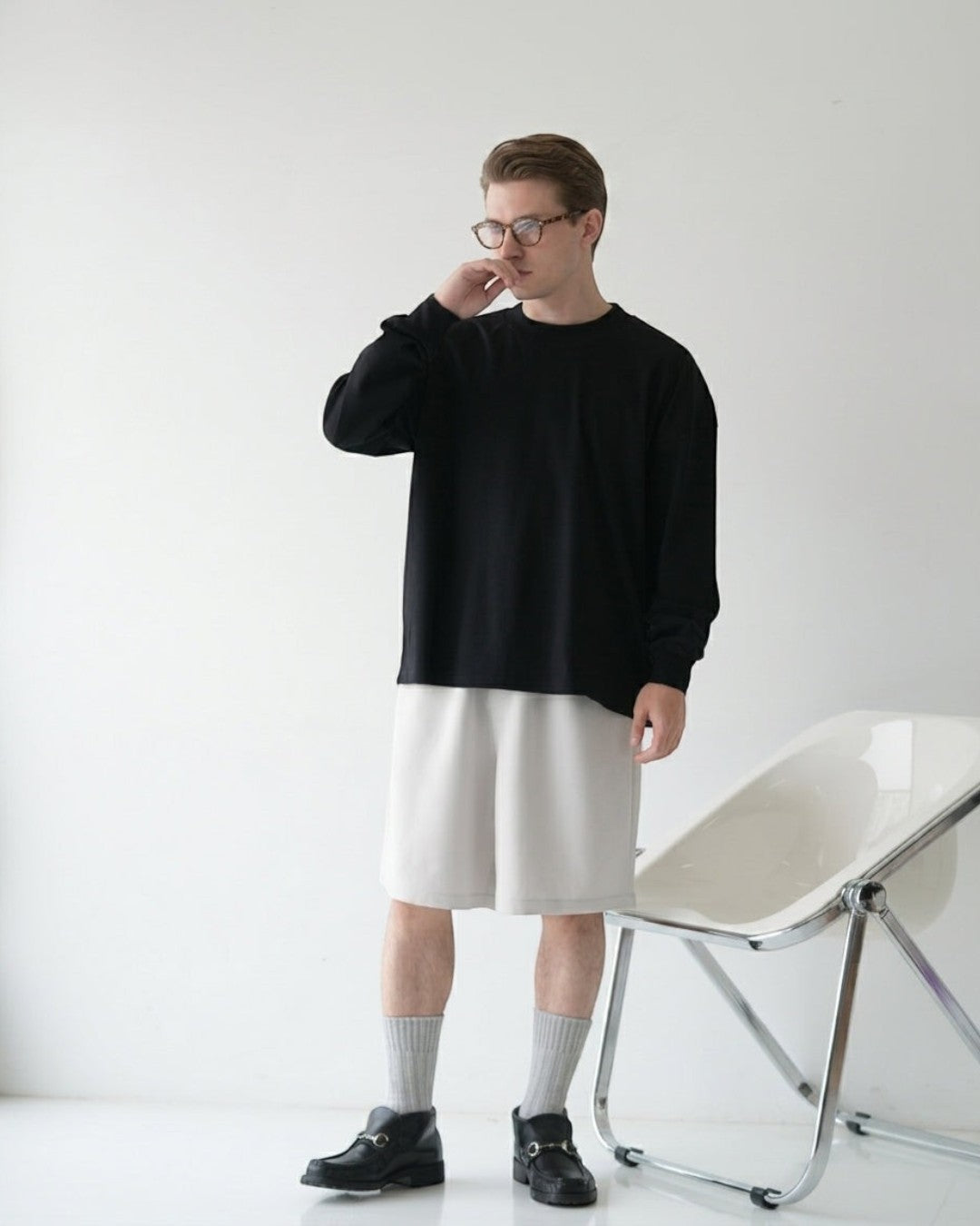 BASISのトリアセテート素材のライトベージュショートパンツ。ゆったりとしたシルエットで快適な履き心地。