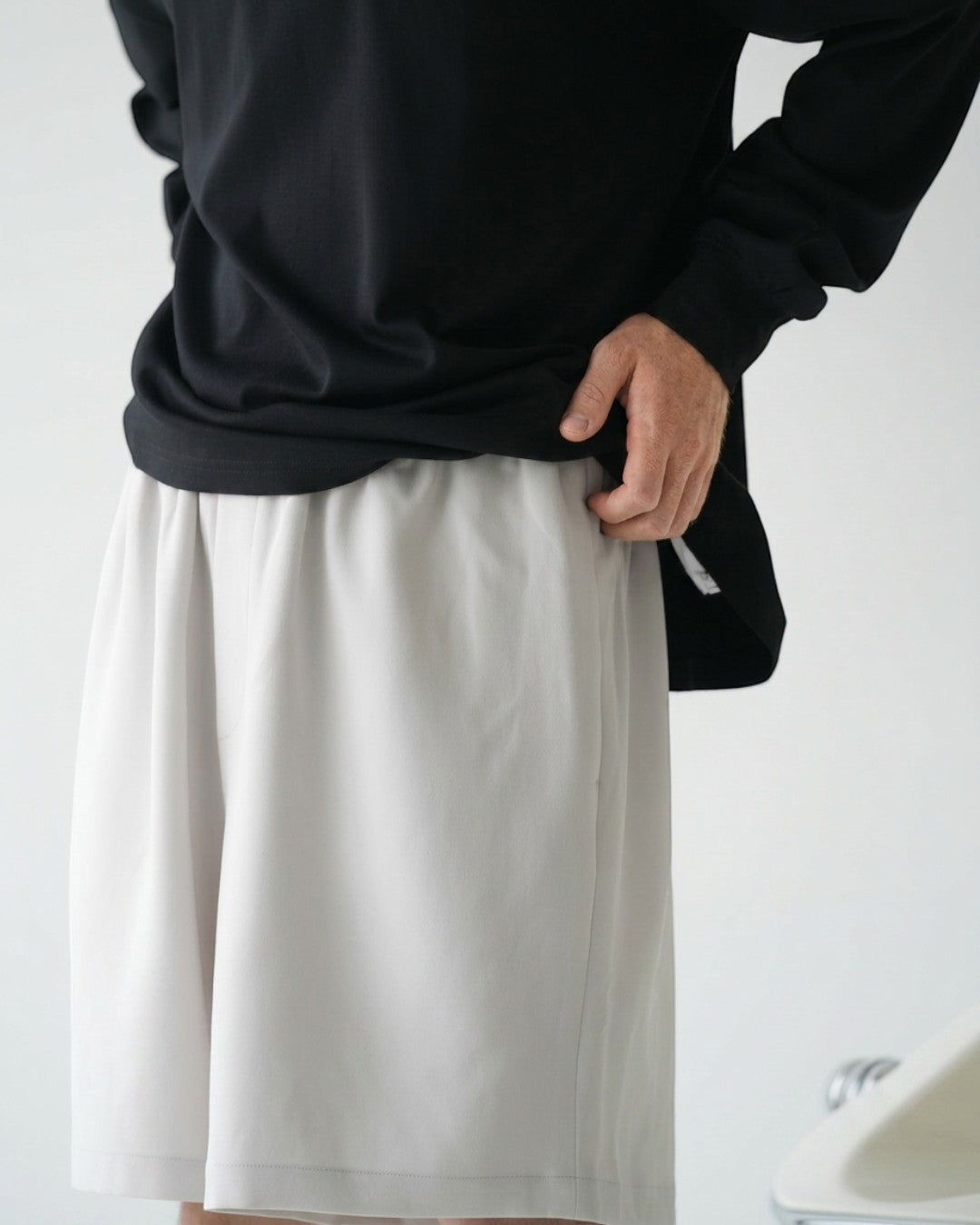 BASISのトリアセテート素材のライトグレーのショートパンツ。ウエストゴムとドローストリング付き。