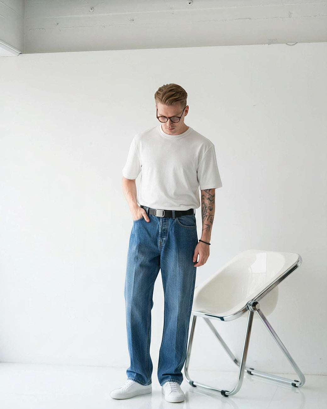 BASISMのソフトタッチS/Sティー。白いクルーネックTシャツ、リラックスフィット、コットン製。ジーンズと合わせてカジュアルに着こなせます。