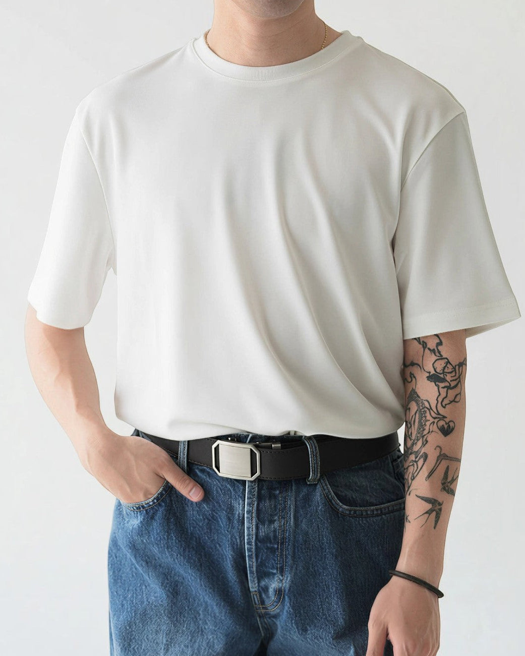 BASISMのソフトタッチS/Sティー。クルーネック、半袖、リラックスフィットの白いコットンTシャツ。カジュアルな装いに。