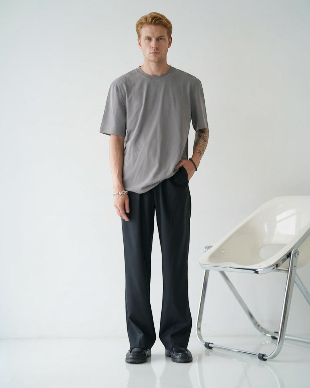 BASISMのウールとトリアセテート混紡の黒いイージーパンツ。リラックスしたシルエットで、ドレープ感のある生地が特徴。