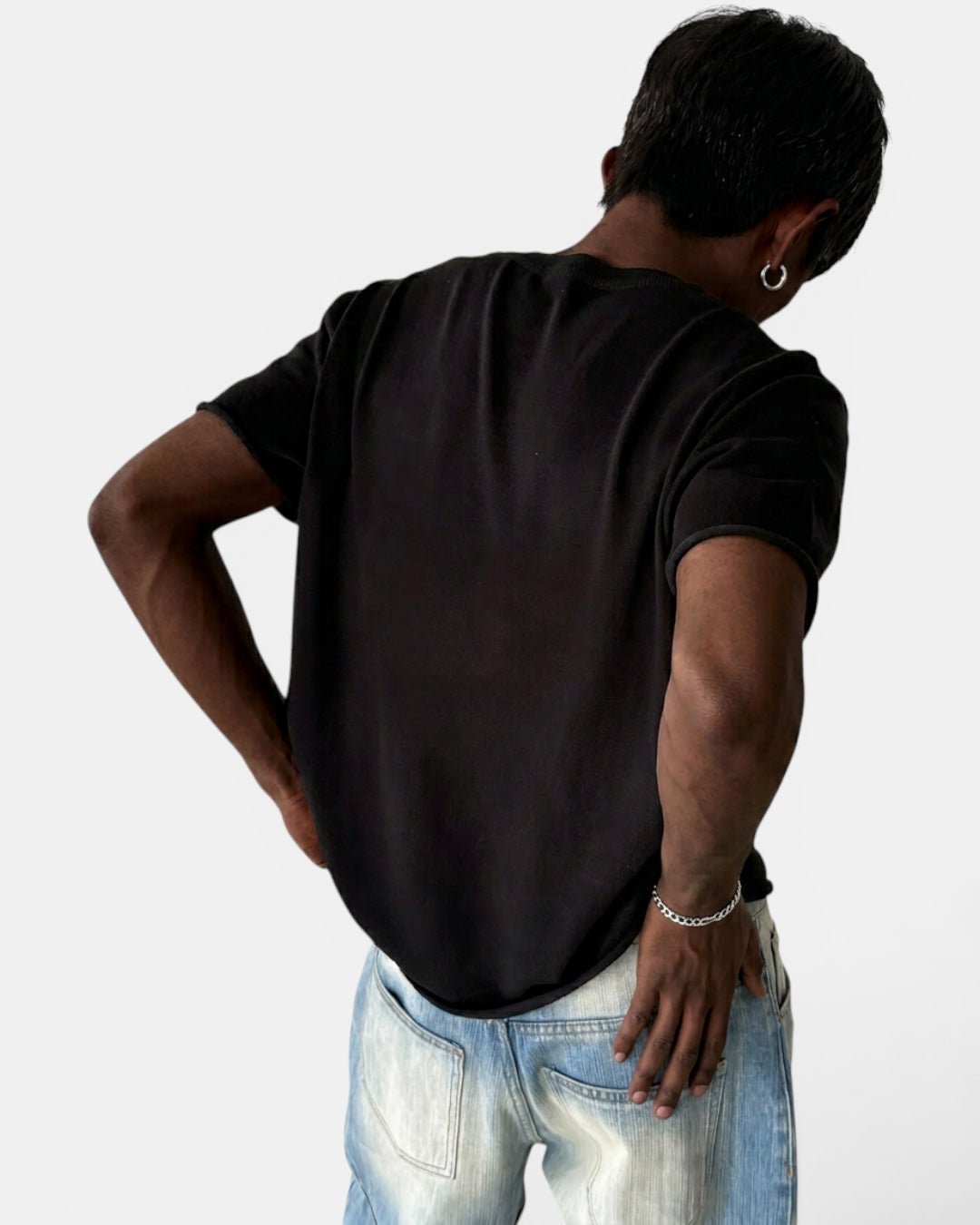 NAMELESS black short-sleeve knit top with cuffed sleeves on a man. Relaxed fit, cotton-nylon blend.