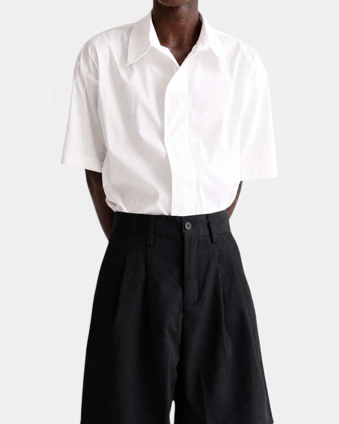 NAMELESS white short-sleeved cotton shirt with pointed collar and slanted placket, worn by a model.